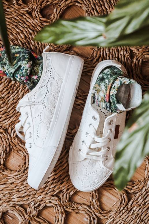 Zapatillas blancas con motivos de... Zapatillas blancas con motivos de...