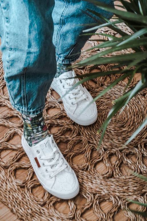 Zapatillas blancas con motivos de... Zapatillas blancas con motivos de...