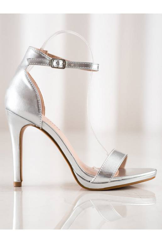Sandalias de modelo clásico con tacones finos.