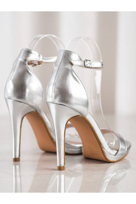 Sandalias de modelo clásico con tacones finos.