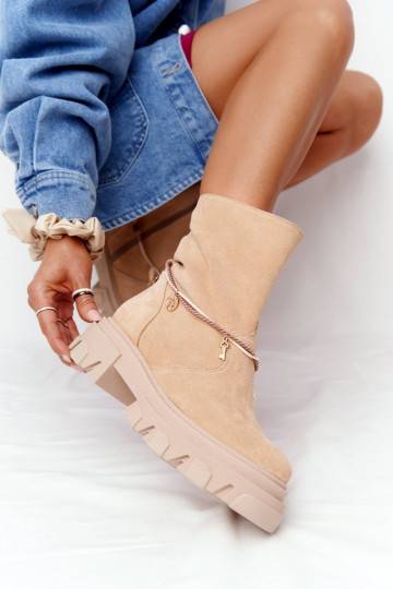 Botas enormes de ante beige.