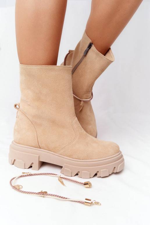 Botas enormes de ante beige. Botas enormes de ante beige.