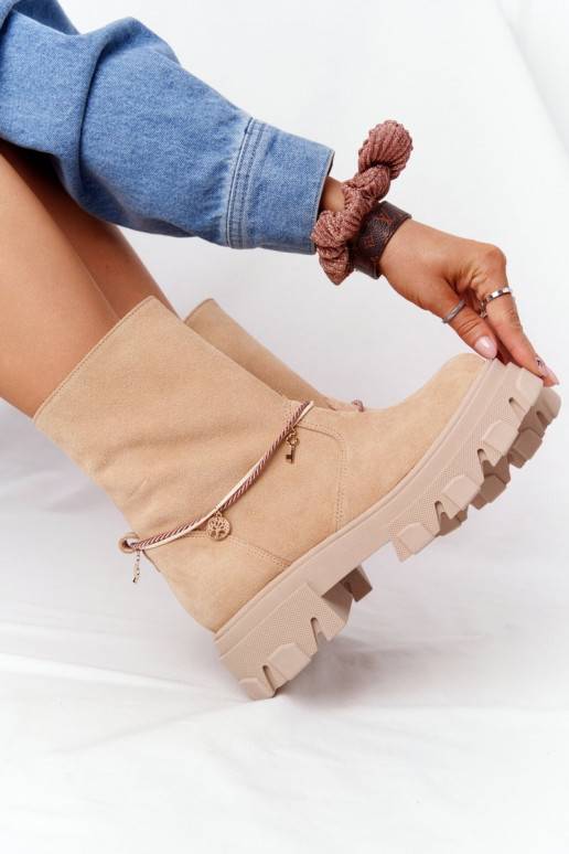 Botas enormes de ante beige. Botas enormes de ante beige.