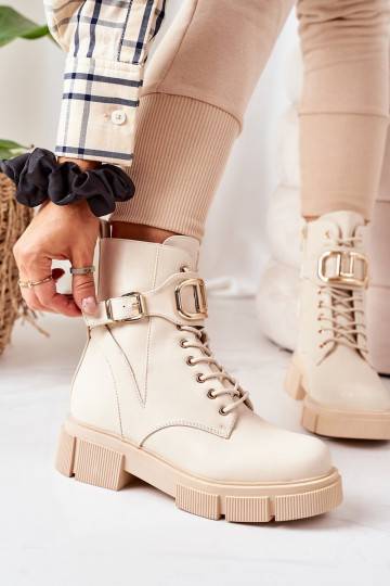 Botas calefactables con hebillas doradas en color beige. 2