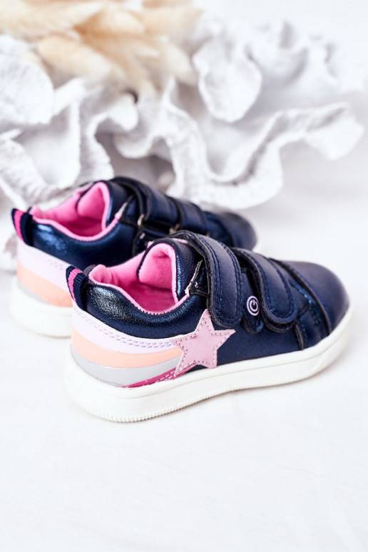 Zapatillas infantiles estilo deportivo con arcoíris en color azul oscuro.