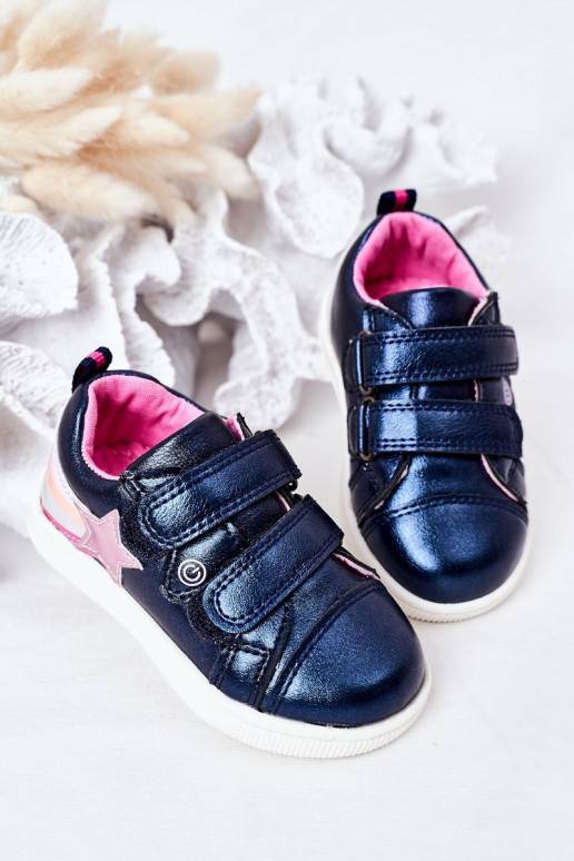 Zapatillas infantiles estilo deportivo con arcoíris en color azul oscuro.
