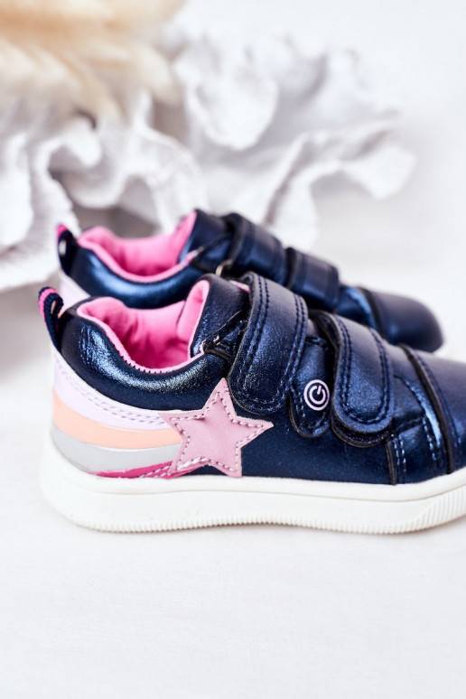Zapatillas infantiles estilo deportivo con arcoíris en color azul oscuro.