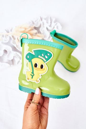 Zapatos de goma para niños en color verde.
