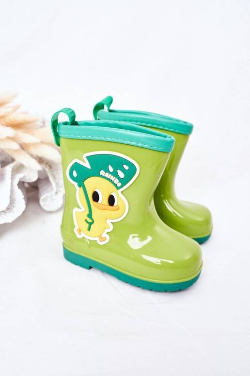 Zapatos de goma para niños en color verde.