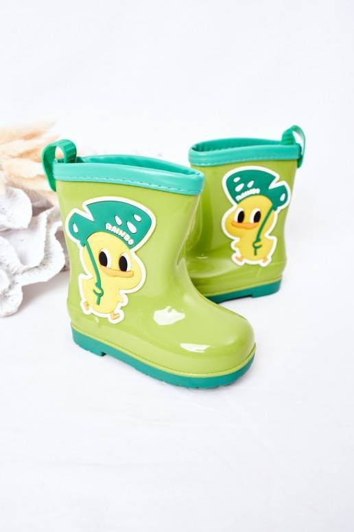 Zapatos de goma para niños en color verde.
