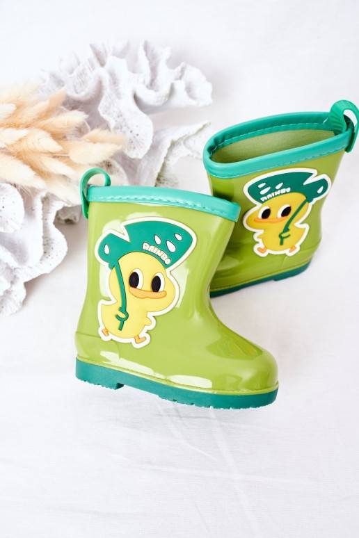 Zapatos de goma para niños en color verde.