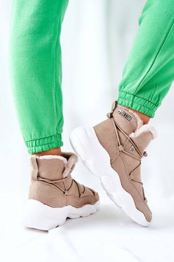Botas de nieve calefactables en color beige.