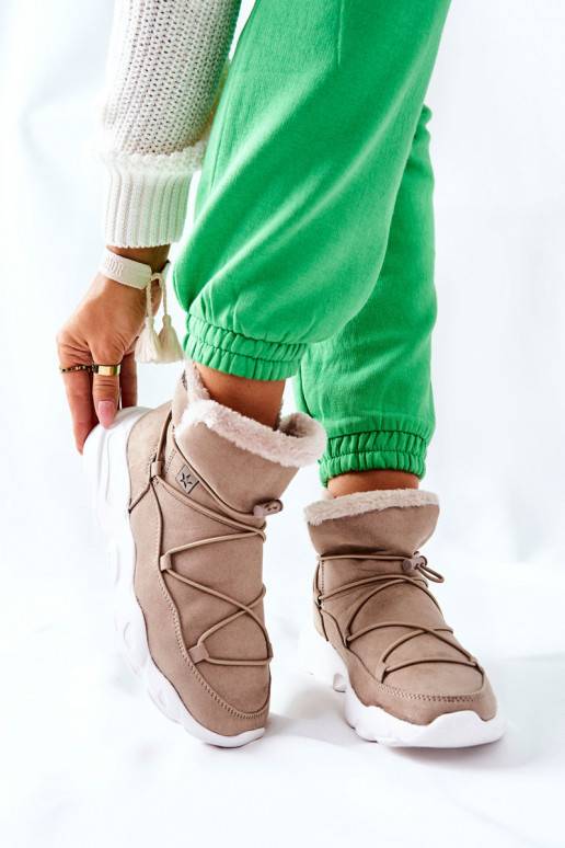 Botas de nieve calefactables en color beige.