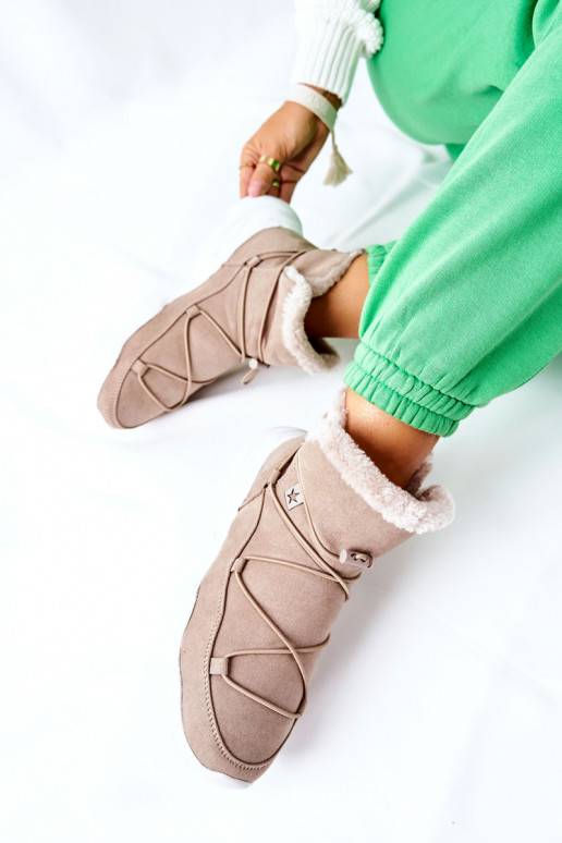 Botas de nieve calefactables en color beige.