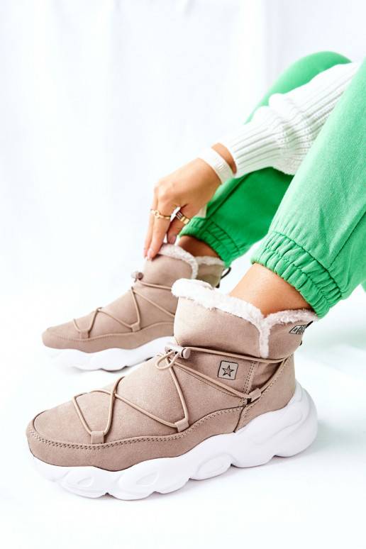 Botas de nieve calefactables en color beige.