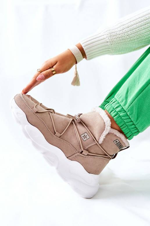 Botas de nieve calefactables en color beige.