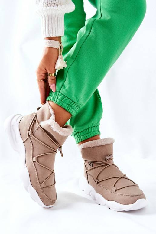 Botas de nieve calefactables en color beige.