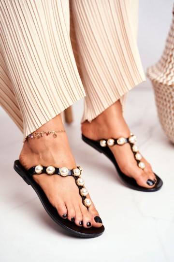 Pantuflas de goma elegantes en color negro con perlas.