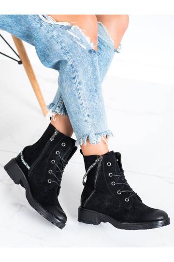 Botas con tacones decorados...