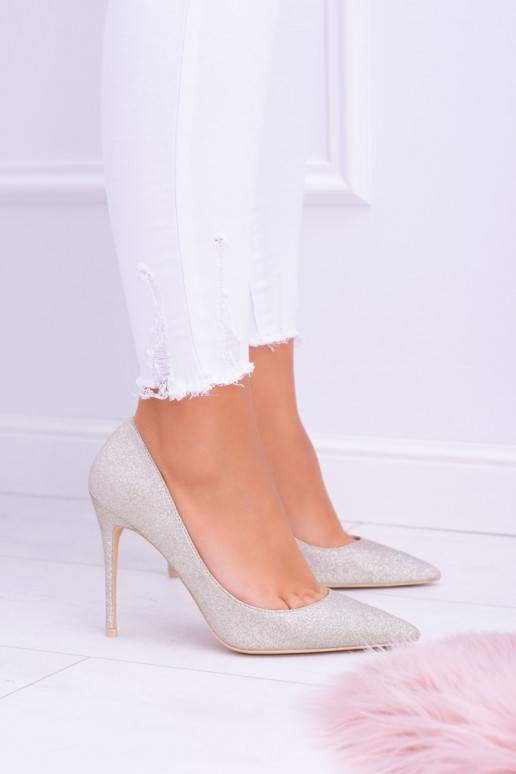 Zapatos de tacón brillantes en color dorado.
