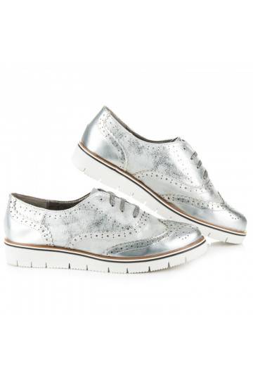 Zapatos casuales del modelo...