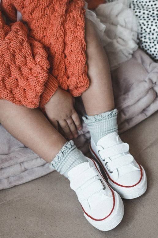 Calzado casual infantil con cierres adhesivos, color blanco.