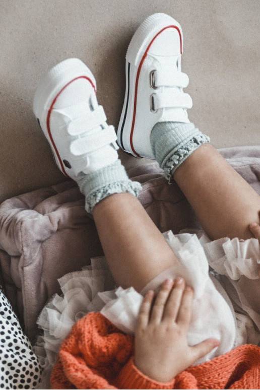 Calzado casual infantil con cierres adhesivos, color blanco.