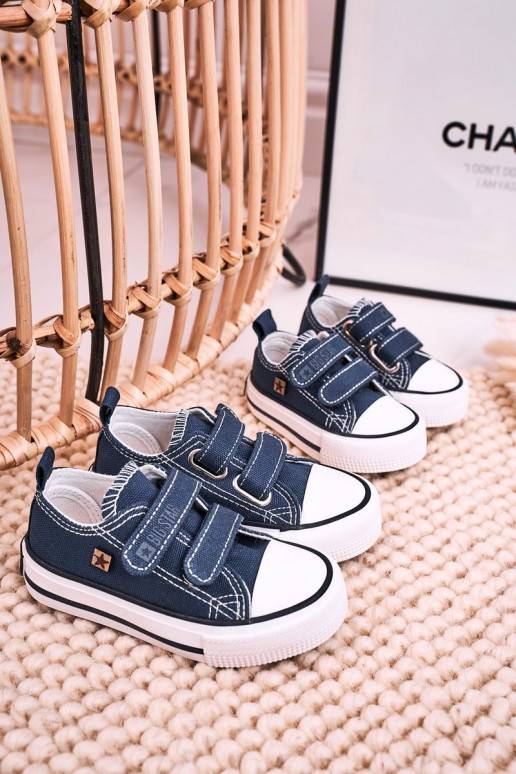 Zapatos de ocio para niños con cierres adhesivos en color azul oscuro.