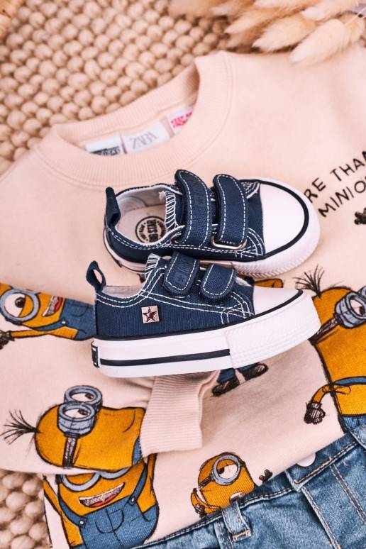 Zapatos de ocio para niños con cierres adhesivos en color azul oscuro.