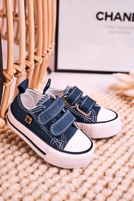 Zapatos de ocio para niños con cierres adhesivos en color azul oscuro.