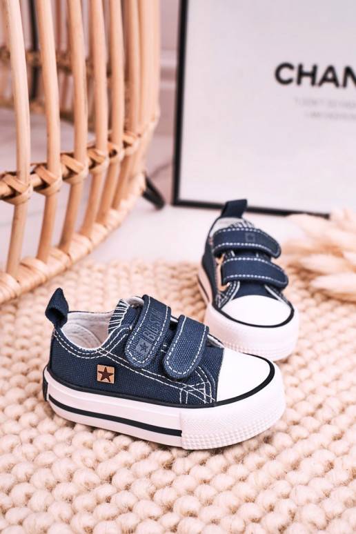 Zapatos de ocio para niños con cierres adhesivos en color azul oscuro.