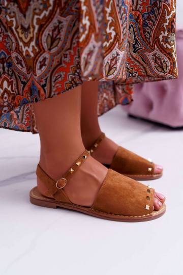 Sandalias de ante marrón para mujer.