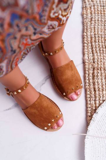 Sandalias de ante marrón para mujer. 2