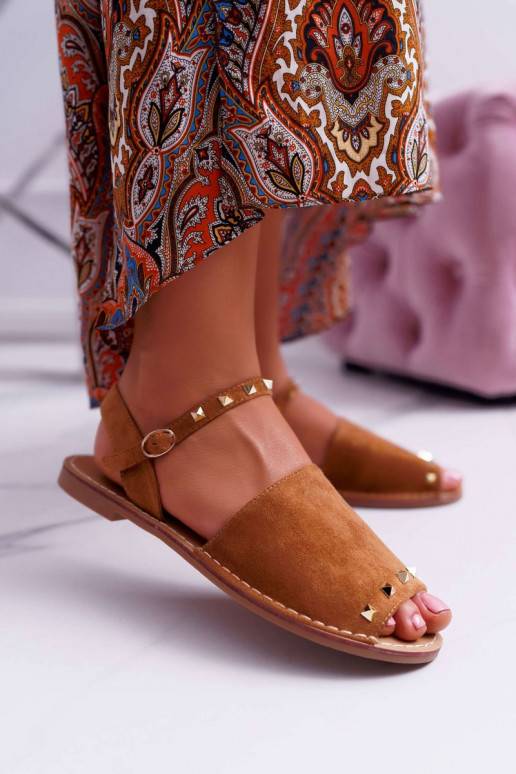 Sandalias de ante marrón para mujer.