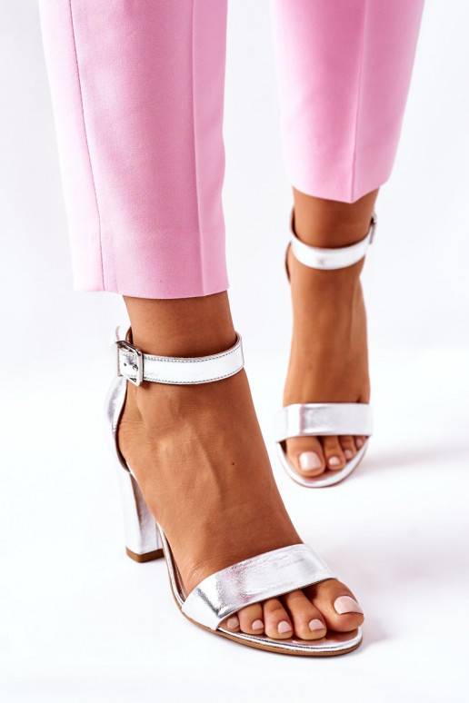 Sandalias de mujer modelo clásico con tacón en color plateado de Laura Messi
