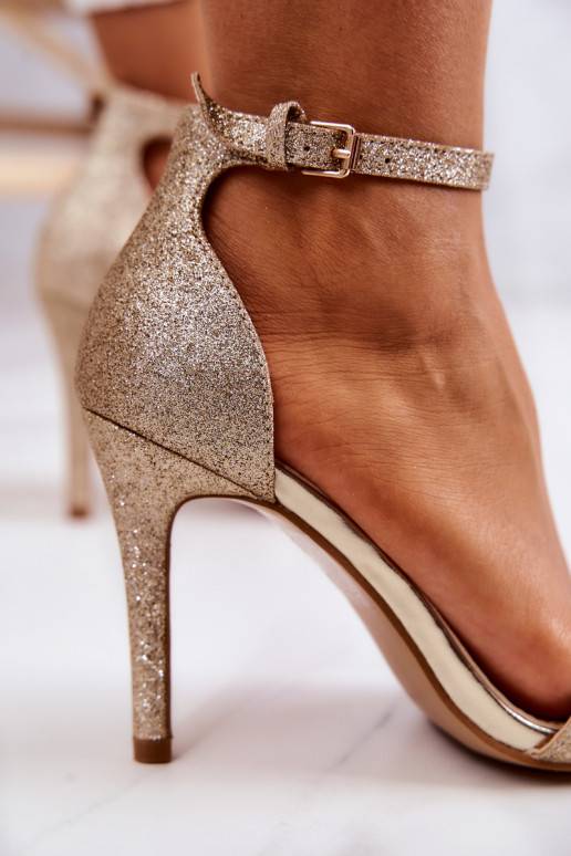 Sandalias de mujer con tacón fino y purpurina en color dorado Massimo