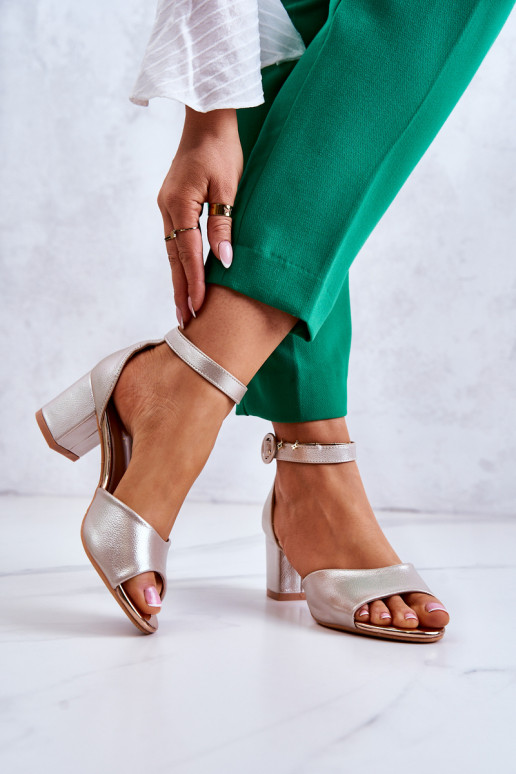 Sandalias de mujer con tacón Vinceza color dorado