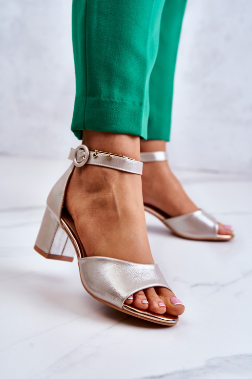 Sandalias de mujer con tacón Vinceza color dorado