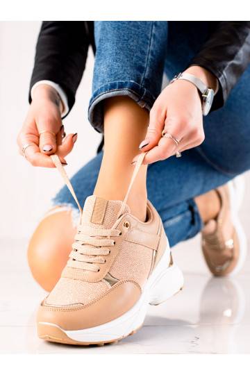 Zapatos modelo Sneakers de diseño elegante con plataforma.