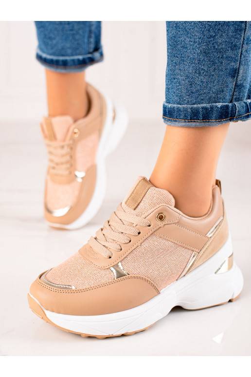 Zapatos modelo Sneakers de diseño elegante con plataforma.
