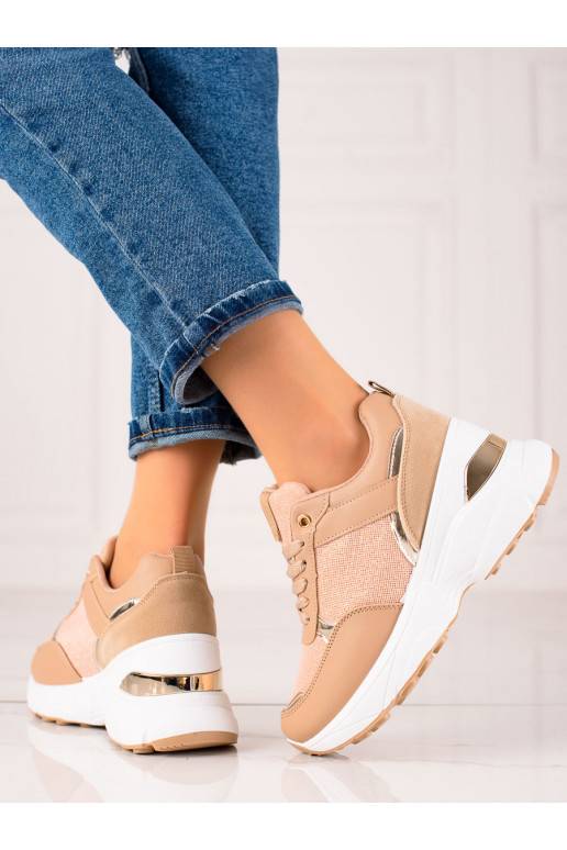 Zapatos modelo Sneakers de diseño elegante con plataforma.