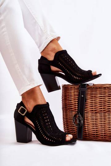 Botas de mujer con motivos Cut Out en color negro Beyond Us