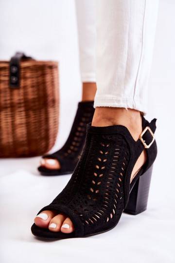 Botas de mujer con motivos Cut Out en color negro Beyond Us 2
