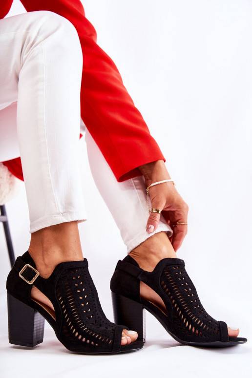 Botas de mujer con motivos Cut Out en color negro Beyond Us