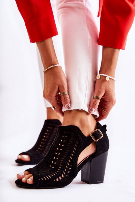 Botas de mujer con motivos Cut Out en color negro Beyond Us