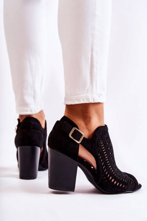 Botas de mujer con motivos Cut Out en color negro Beyond Us