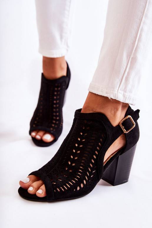 Botas de mujer con motivos Cut Out en color negro Beyond Us