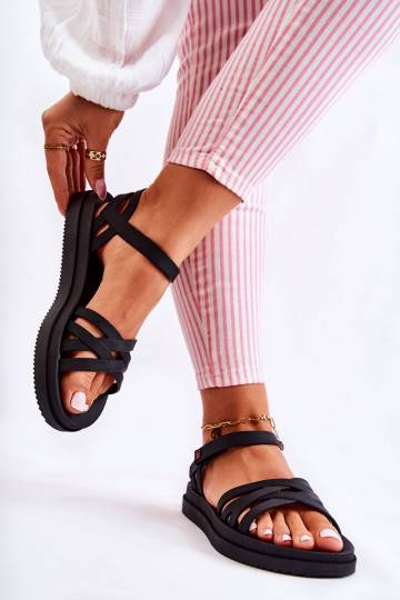 Sandalias de mujer con cierres adhesivos en color negro.
