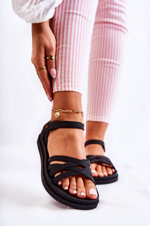 Sandalias de mujer con cierres adhesivos en color negro.
