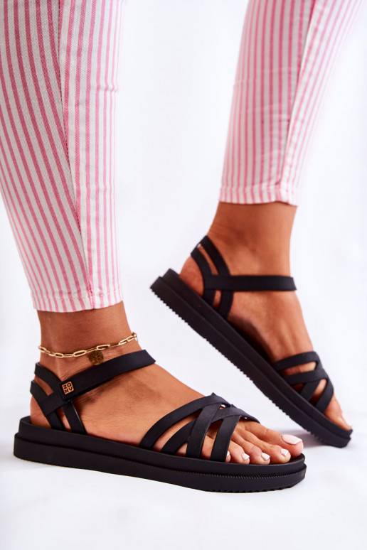 Sandalias de mujer con cierres adhesivos en color negro.